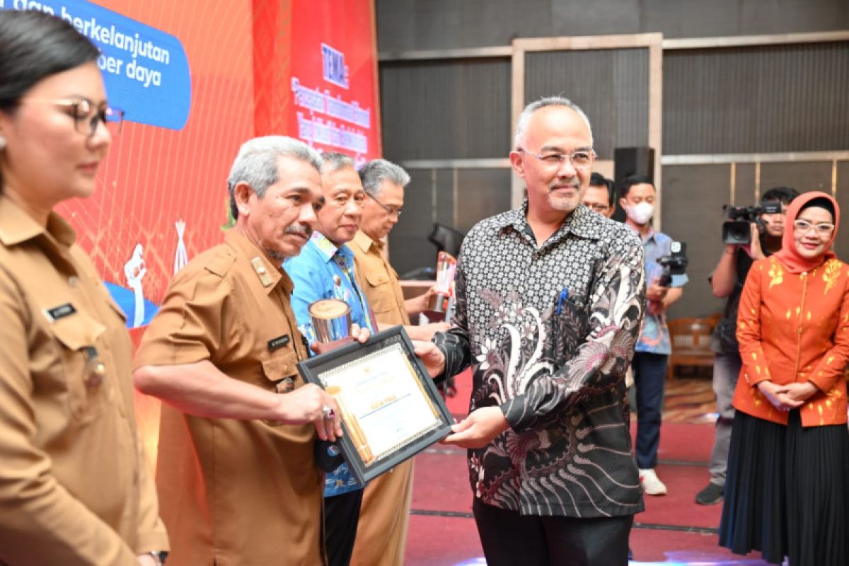Pemkot Palu raih peringkat kedua penghargaan pembangunan daerah