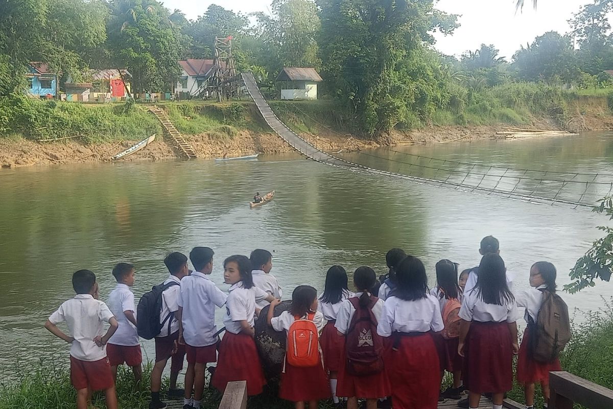 Jembatan Ariung Mendalam putus anak sekolah gunakan perahu