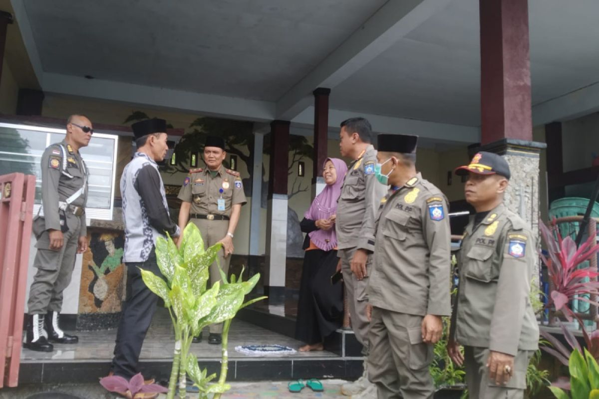 Giliran warung makan di Jonggat dan Praya diobrak abrik Satpol PP karena buka siang hari