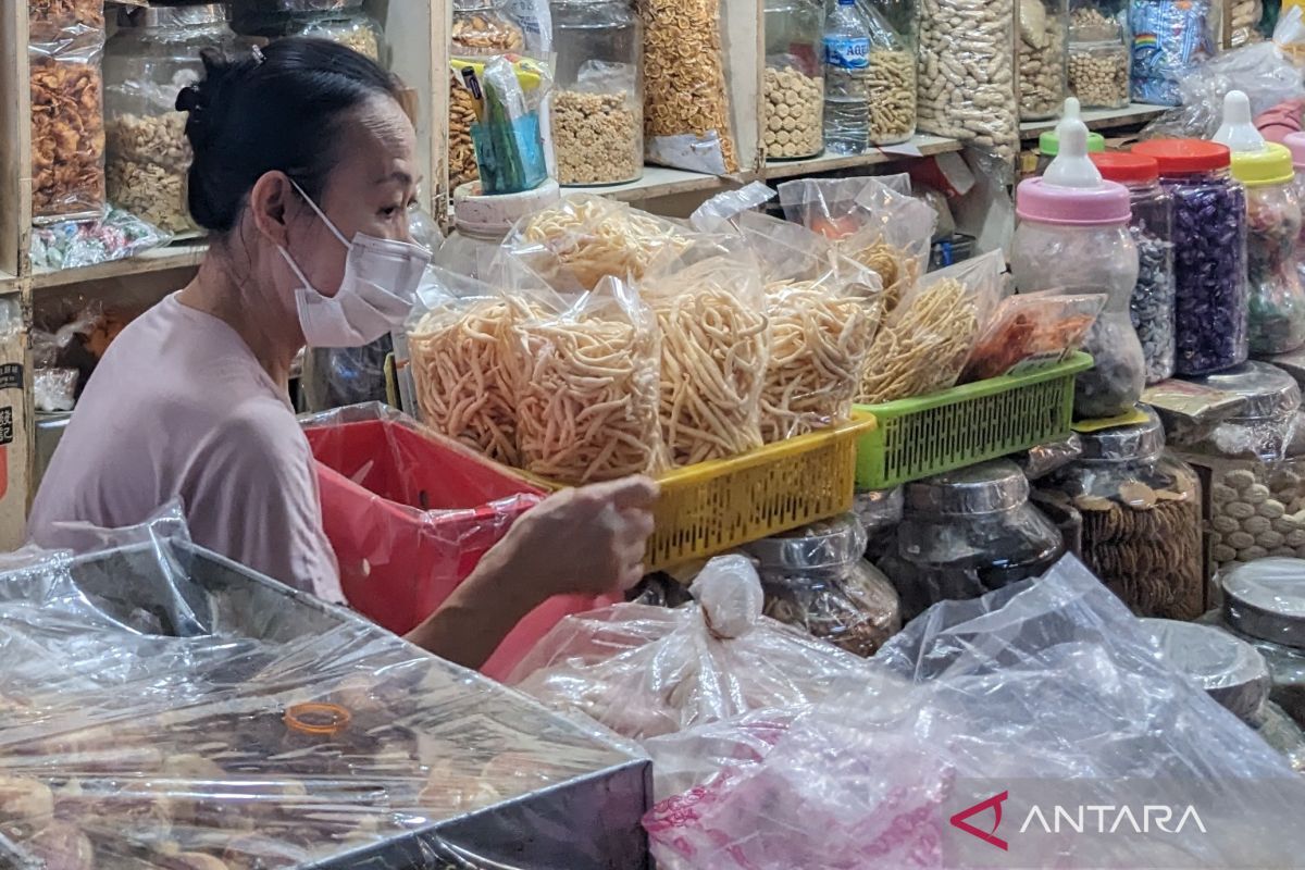Pedagang kue kering di Medan bingung pembeli sepi mendekati Lebaran