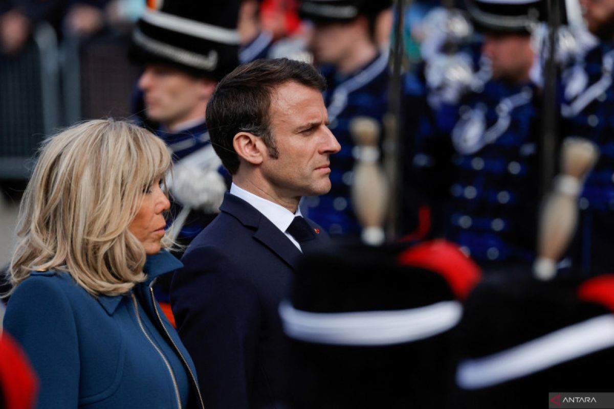 Brigitte dorong wajah Macron seperti 