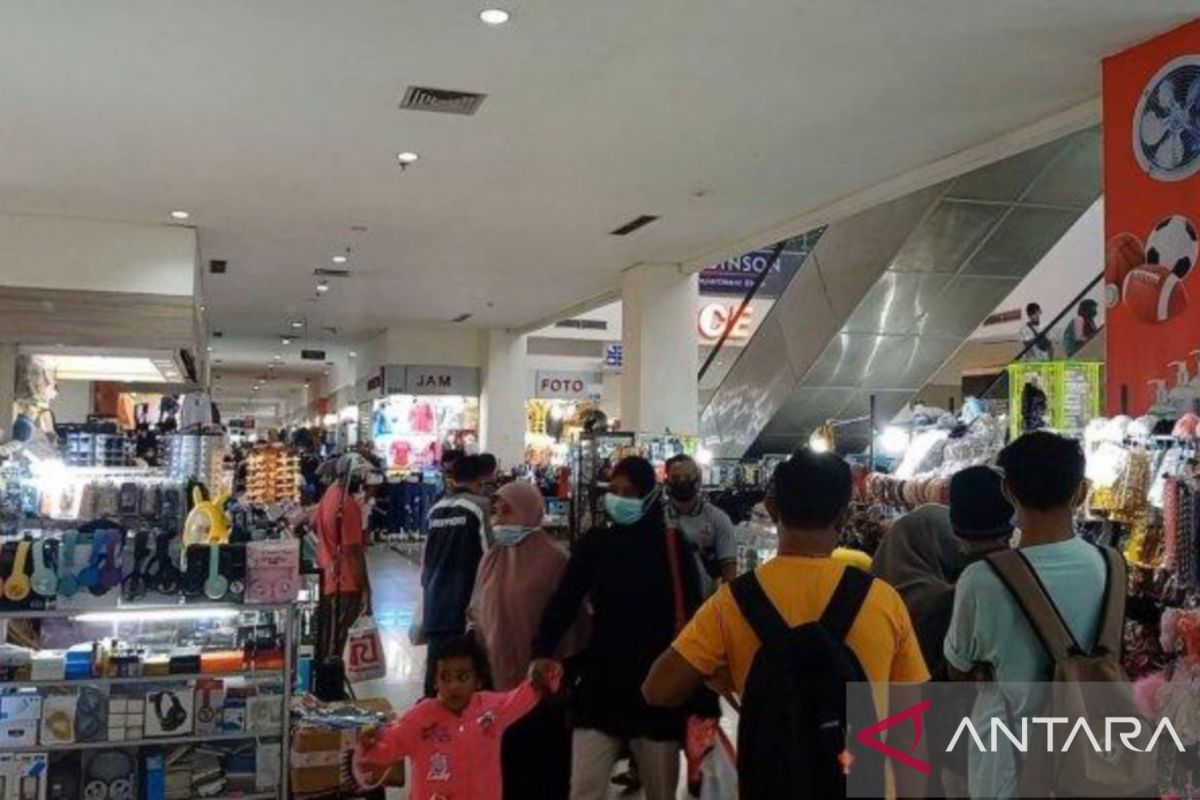 Pusat perbelanjaan di Ambon mulai dipadati pengunjung jelang Lebaran
