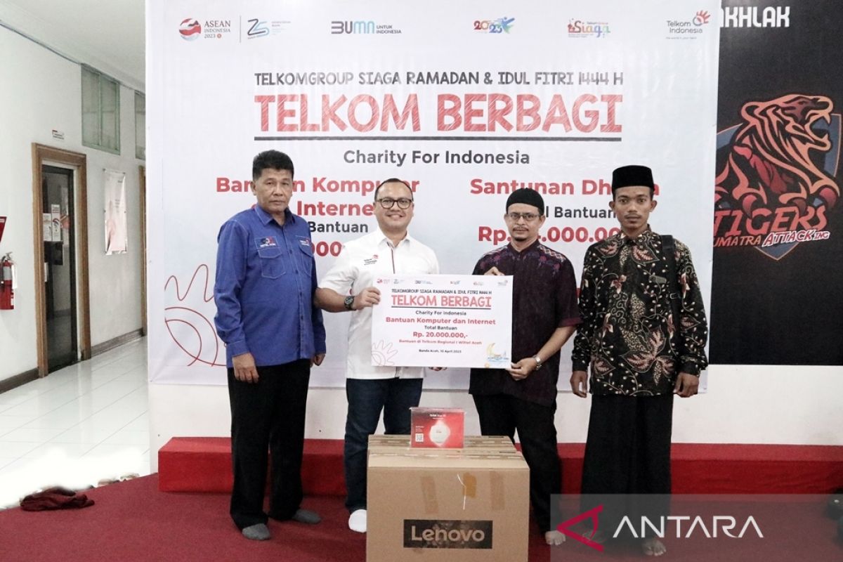 Telkom Aceh serahkan komputer dan paket sembako untuk kaum duafa