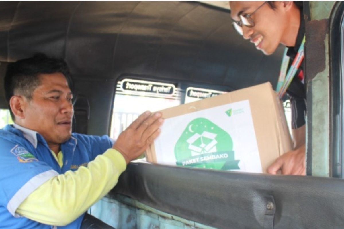 Sopir Angkot di Ciputat dapat parsel Ramadhan dari Dompet Dhuafa