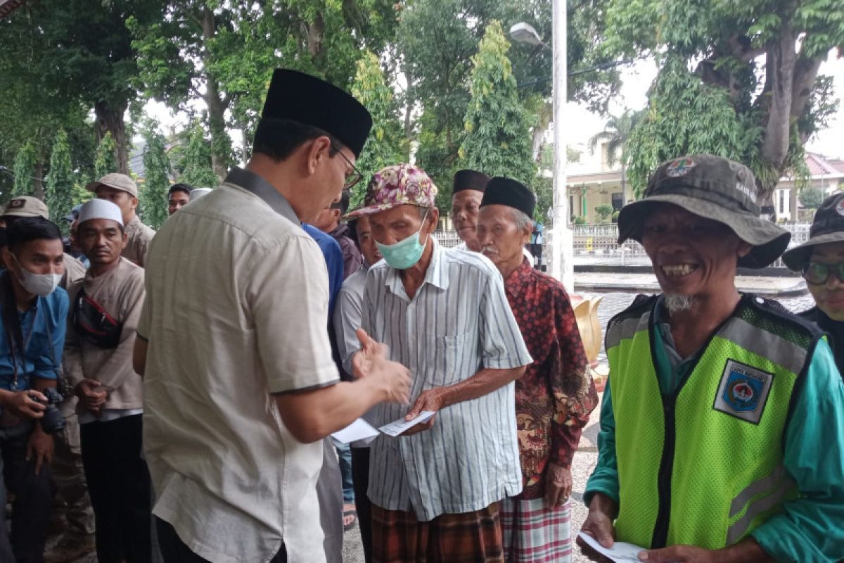 Baznas Mataram menyalurkan bantuan Rp2 miliar kepada fakir miskin