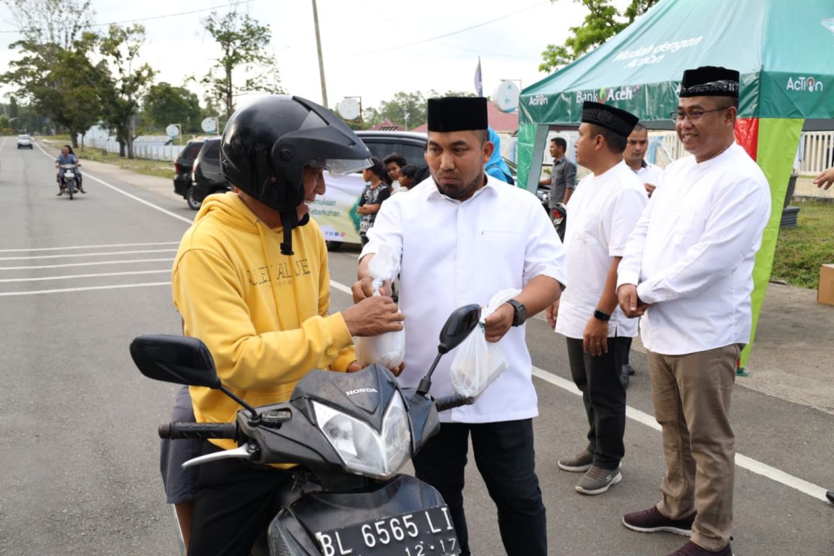 Pj Bupati Aceh Besar bagi 250 Paket takjil di Kota Jantho