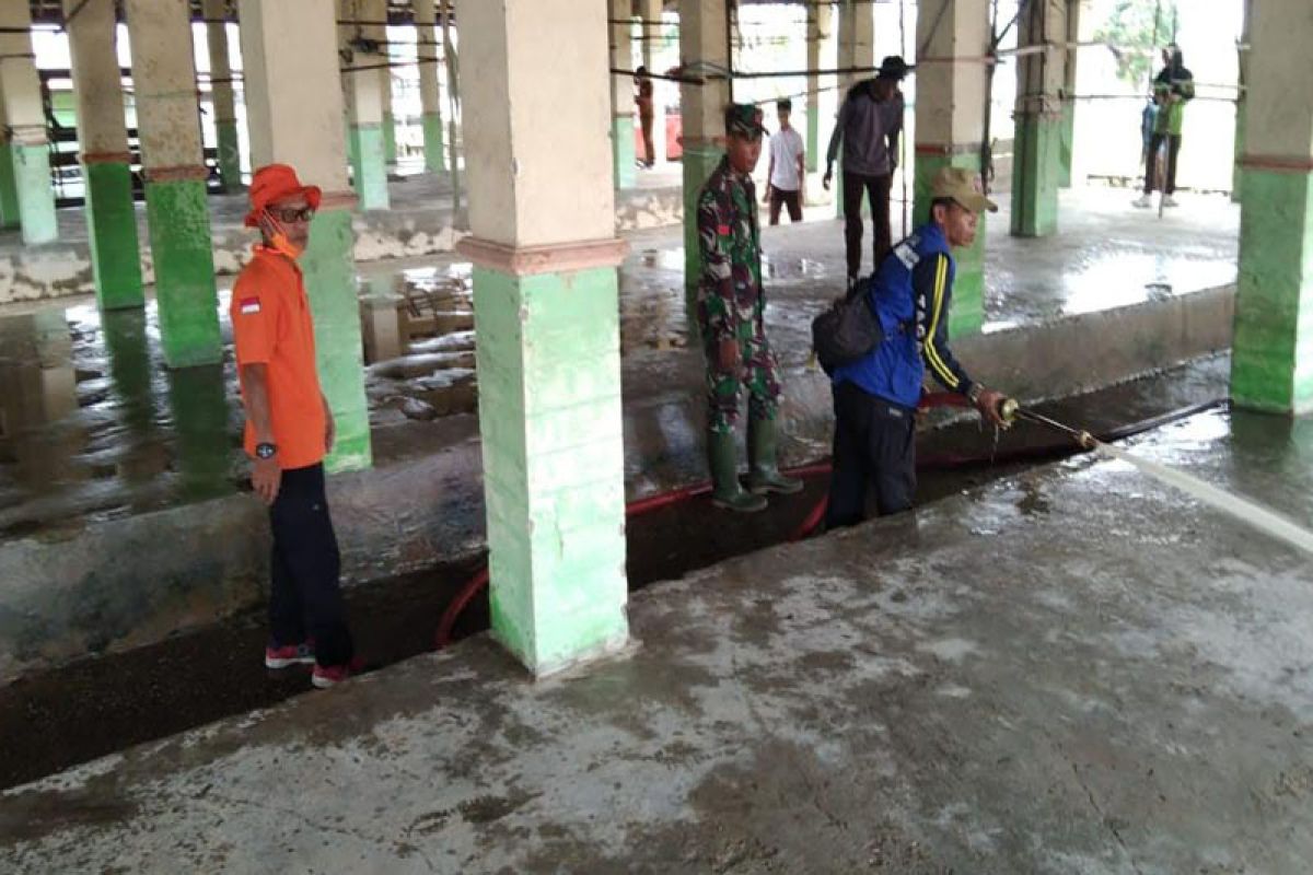 Banjir surut, BPBD Barsel bersihkan fasilitas umum dari lumpur