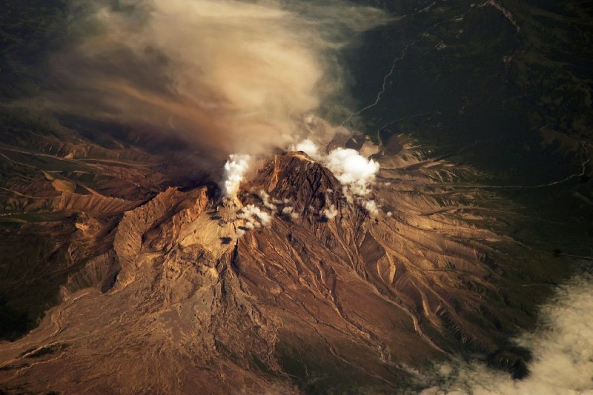 Gunung berapi Shiveluch di Rusia meletus, ganggu penerbangan