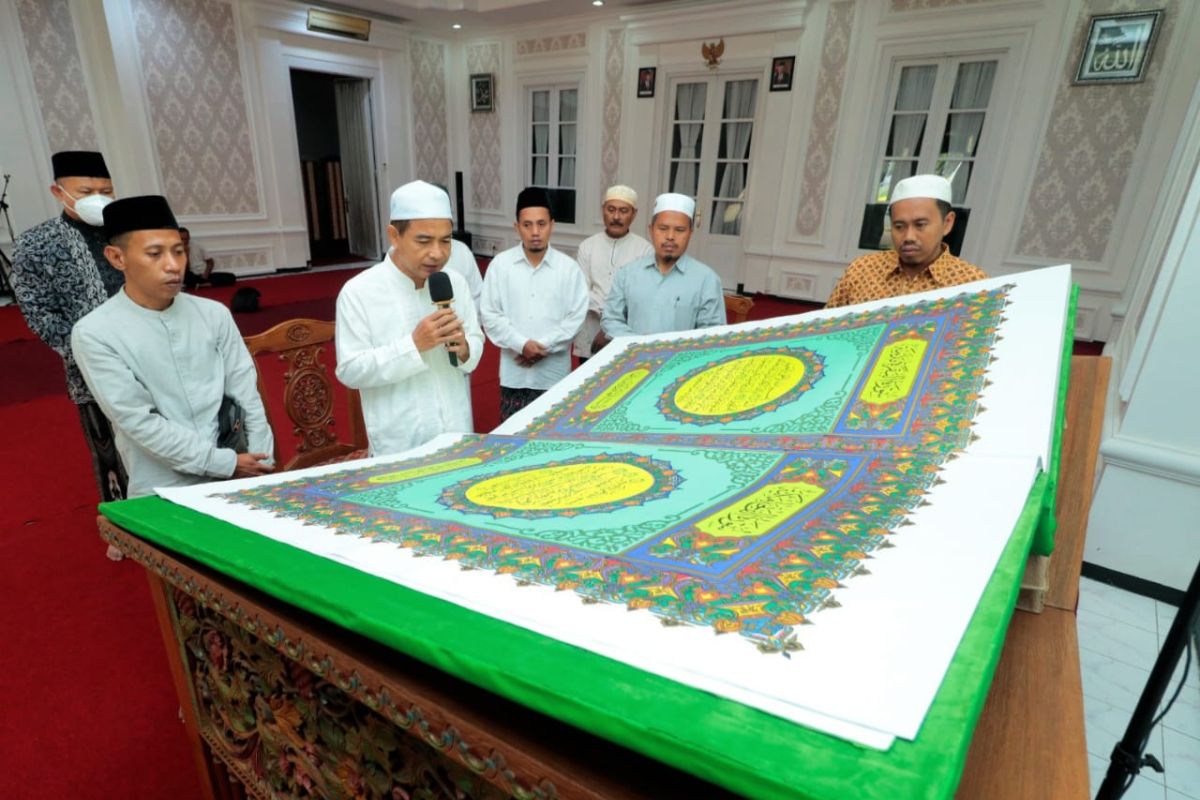 Berburu pahala membaca Al Quran raksasa selama Ramadhan