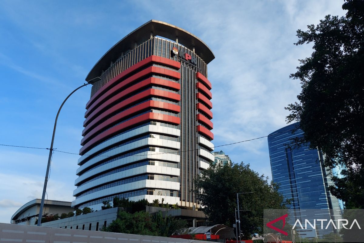 Empat orang terjaring OTT KPK tiba di Gedung Merah Putih