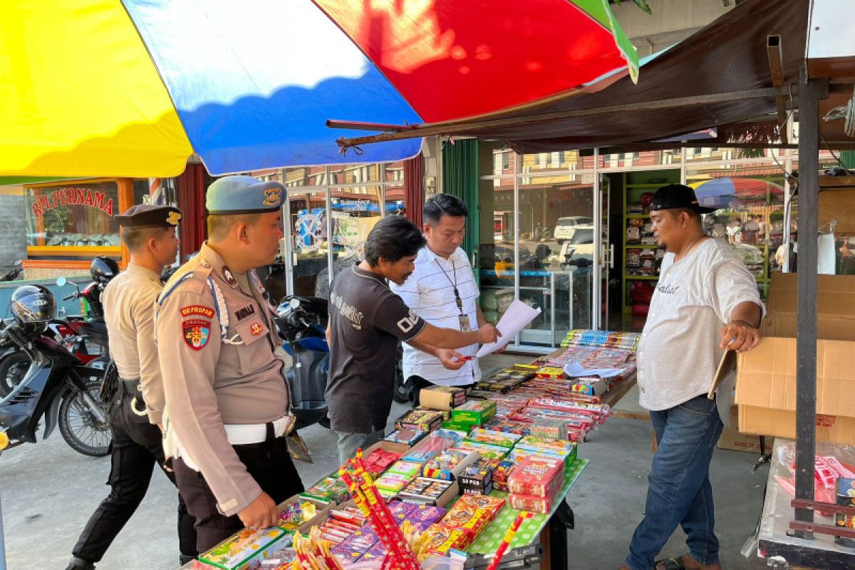 Jelang Lebaran, Polisi sita ratusan petasan dan kembang api di Karimun