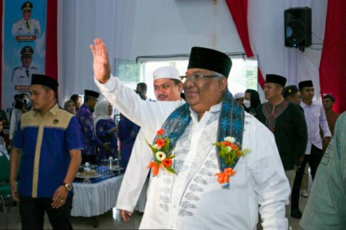 Gubernur Sulawesi Tenggara serahkan dana hibah perbaikan 18 rumah ibadah
