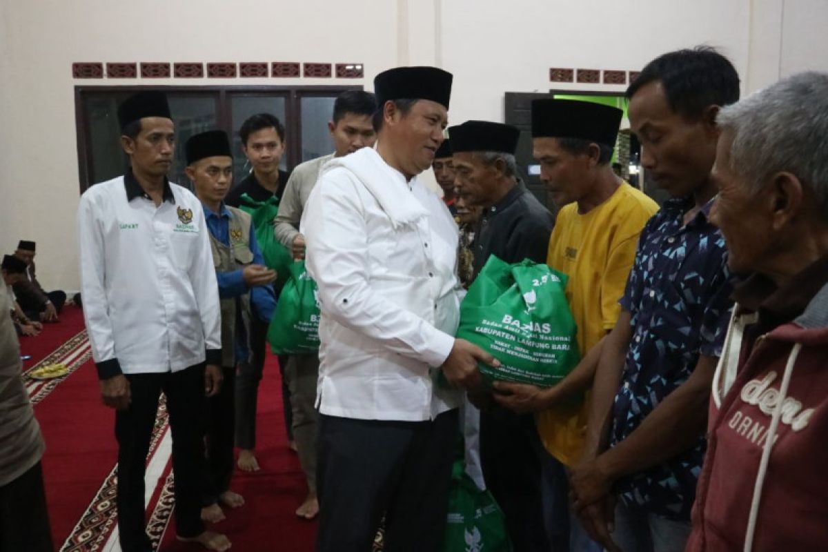 Pemkab Lampung Barat salurkan 60 paket bantuan kepada lansia di BNS
