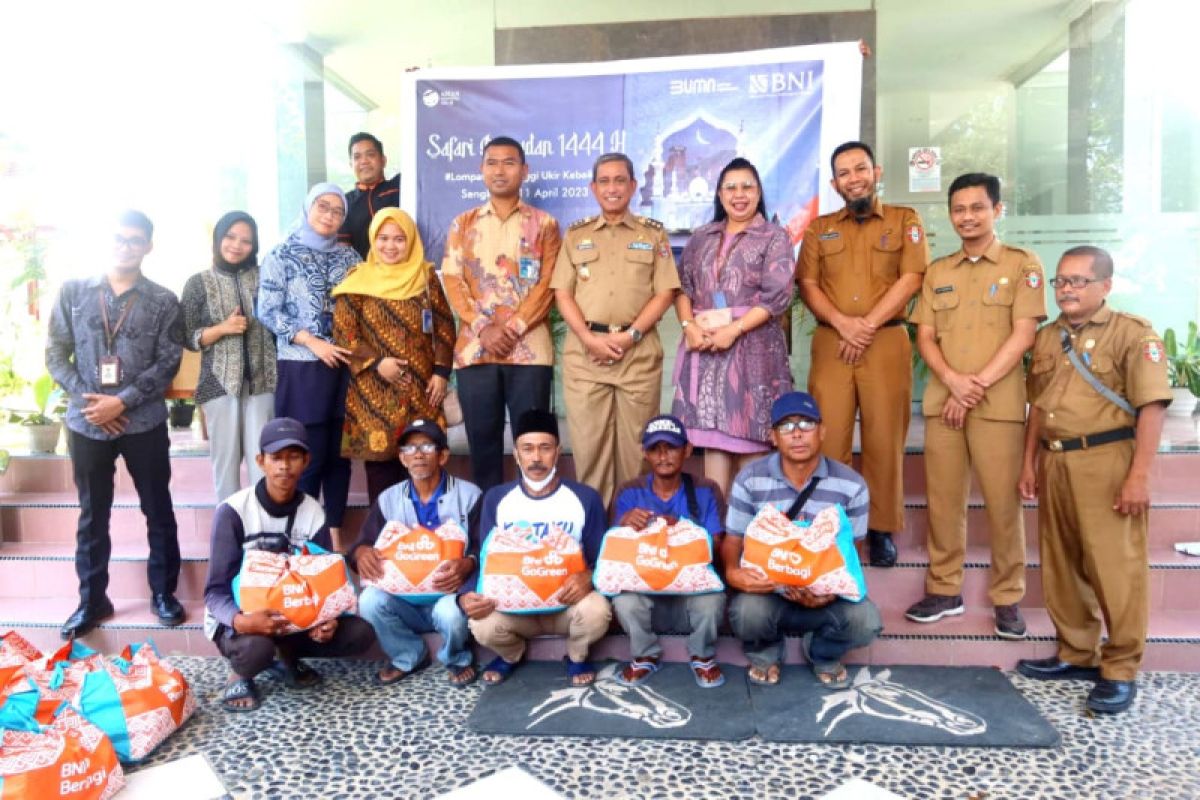 Bupati Wajo serahkan 150 paket bantuan pangan ke satgas kebersihan