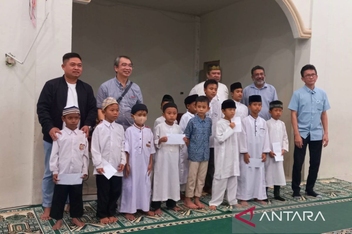 Bursa Berjangka Jakarta serahkan santunan ke 70 santri di Sekolah Tahfiz Khoiru Ummah Pangkalpinang
