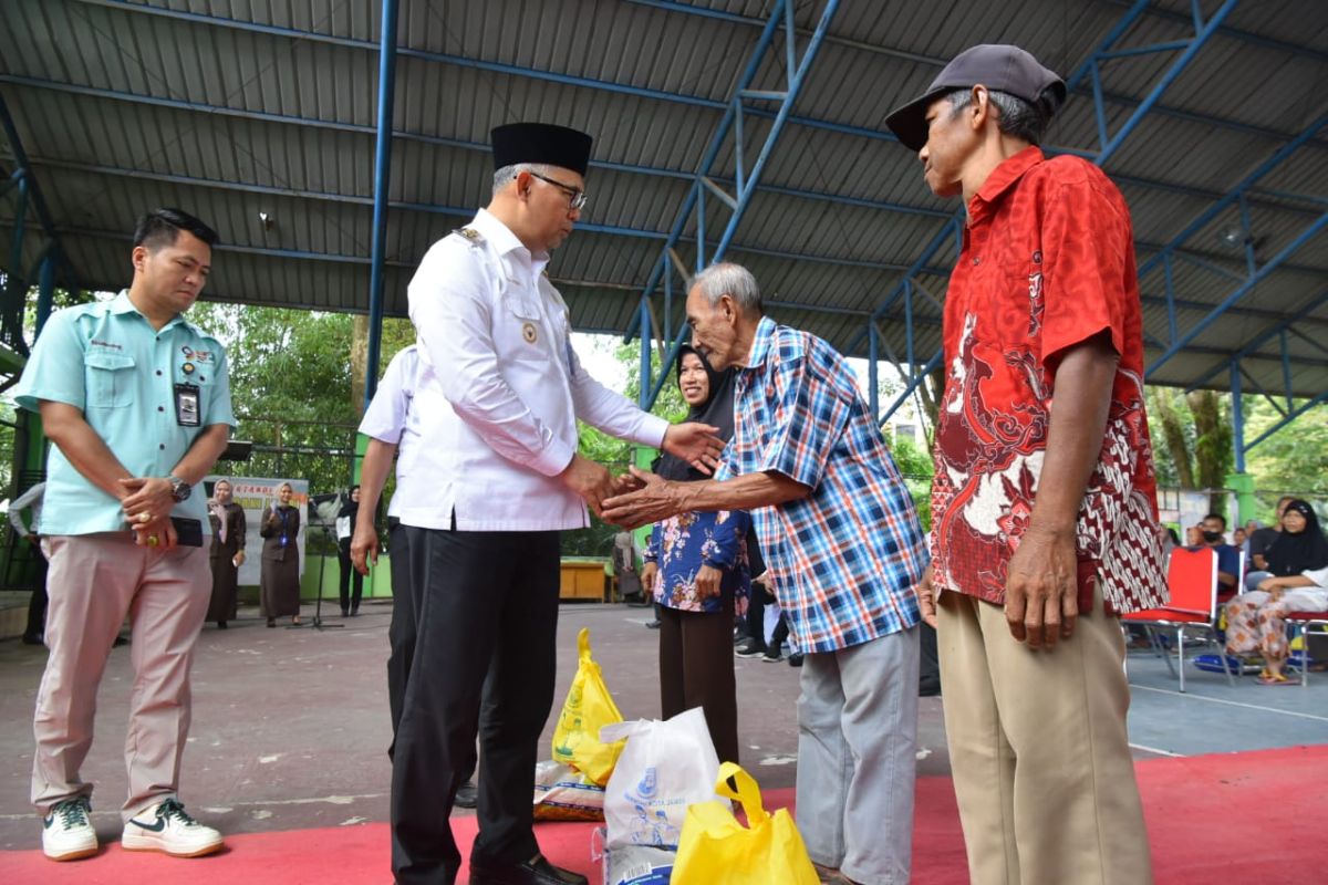 Pemkot Jambi serahkan bantuan bagi masyarakat miskin ekstrem