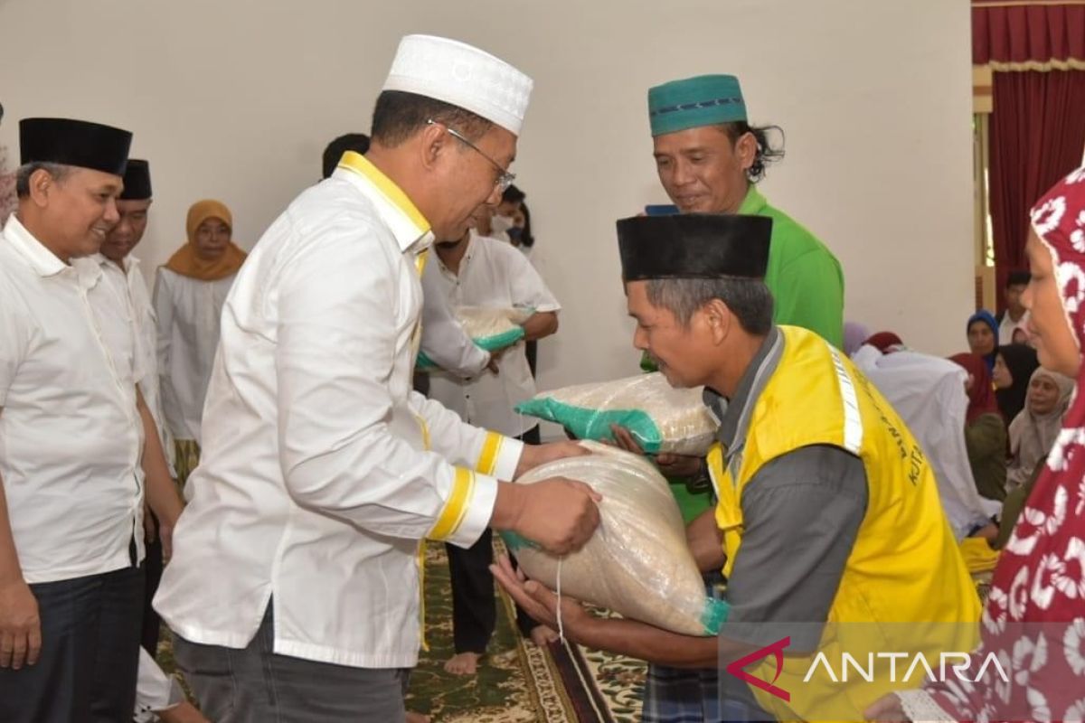 995 petugas kebersihan di Mataram terima bantuan Lebaran