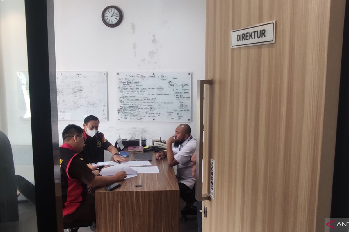 Kejaksaan geledah kantor PT Semen Baturaja di Palembang