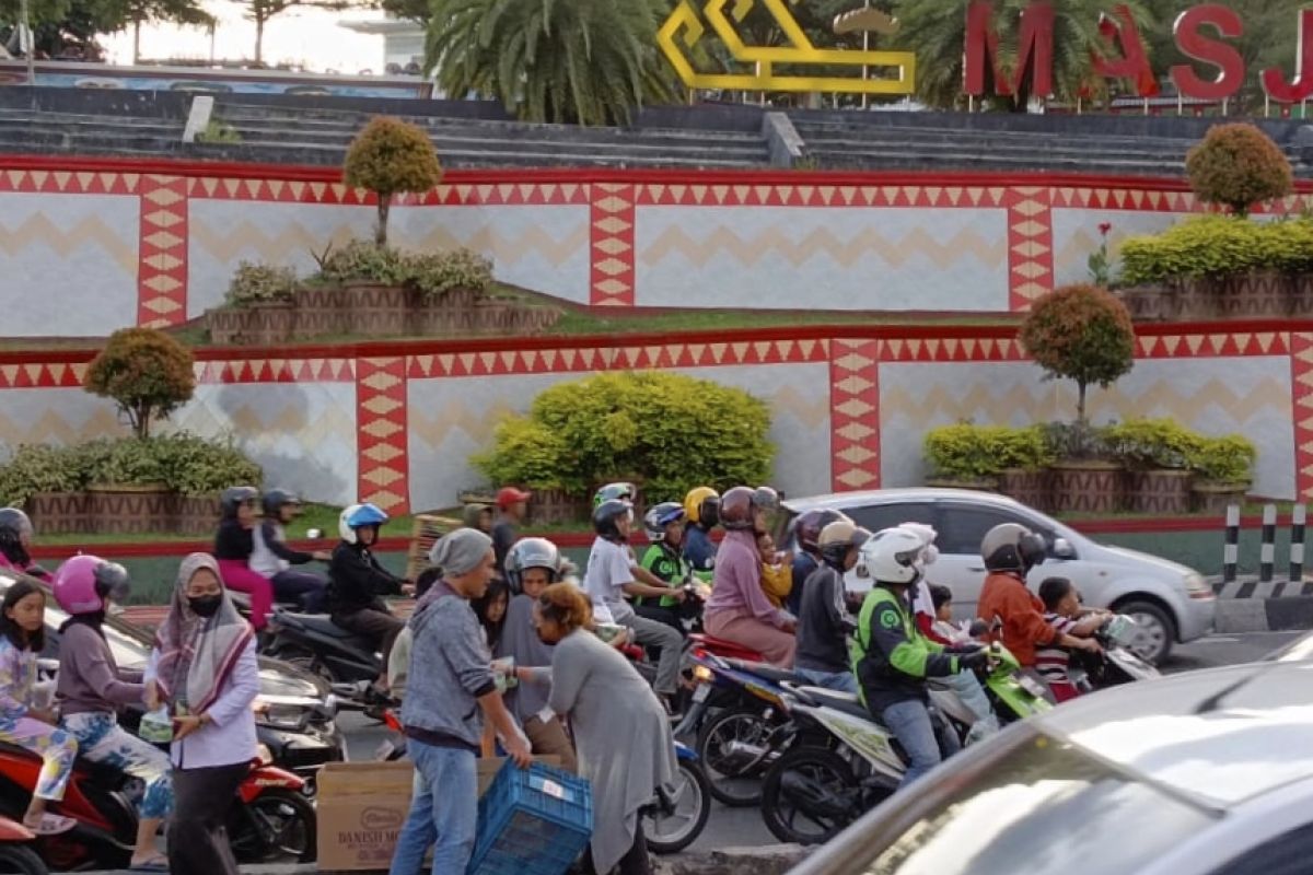 ANTARA Lampung berbagi takjil bagi masyarakat