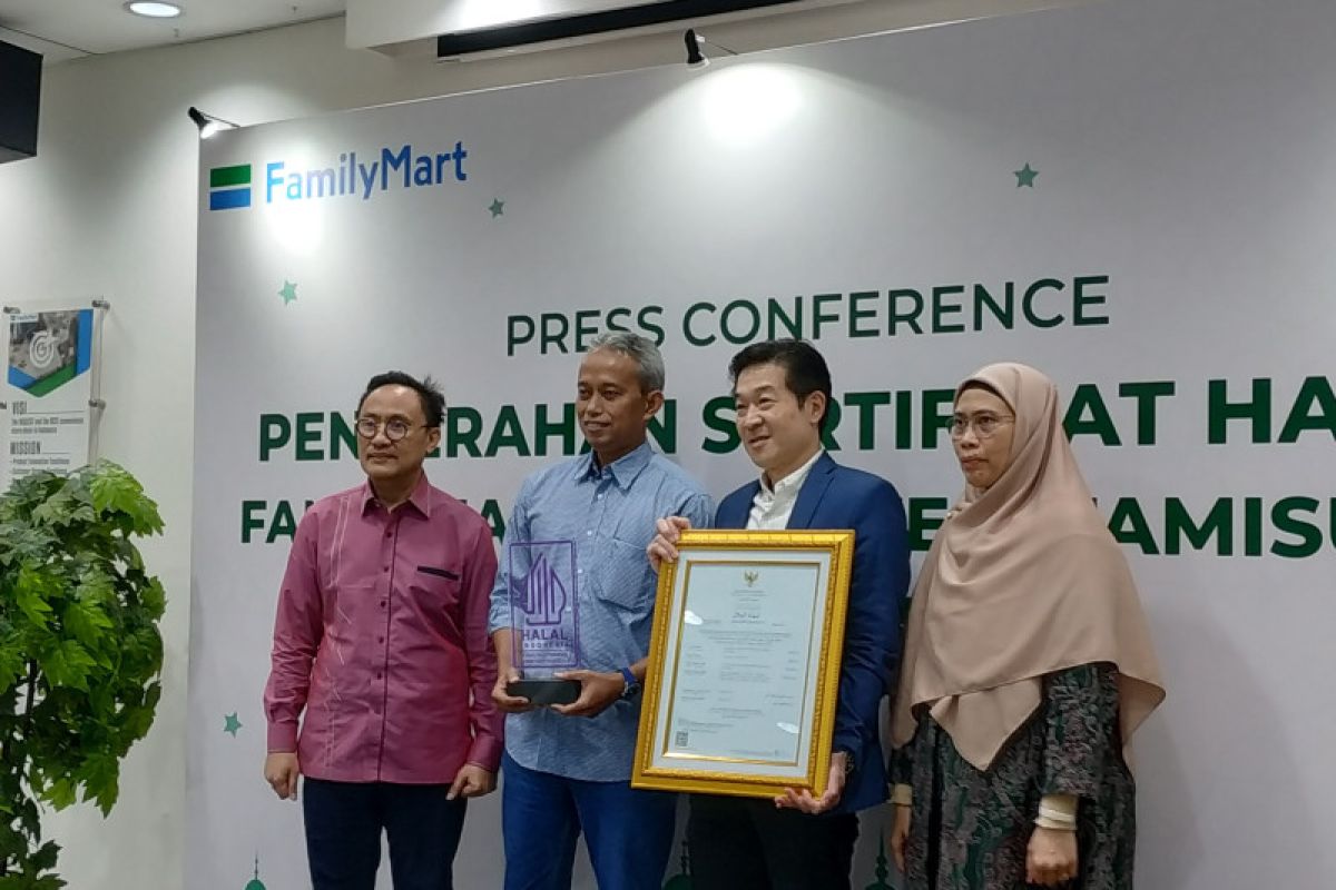 Gerai Family Mart kantongi sertifikat halal