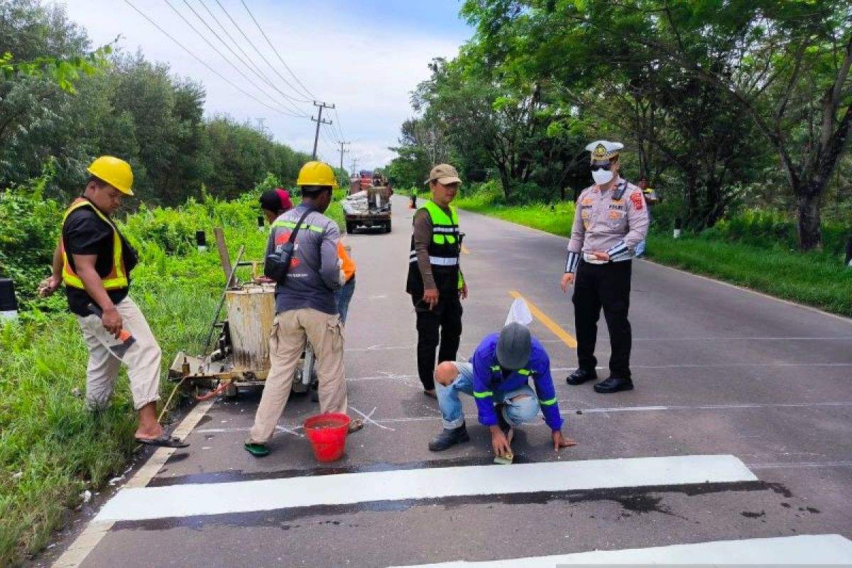 Ruas jalan Sabak-Jambi dipasang pita kejut karena rawan kecelakaan