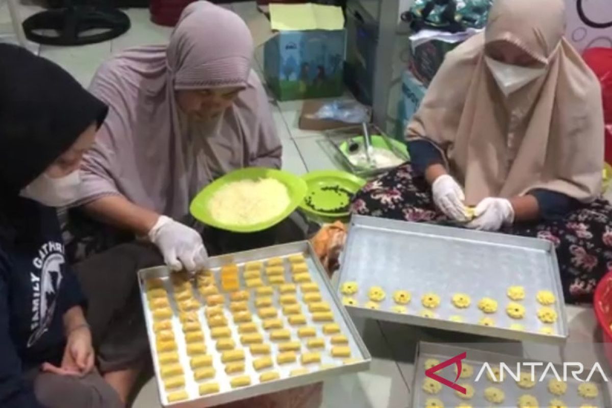 Usaha kue kering di Jakarta Timur kebanjiran pesanan menjelang lebaran