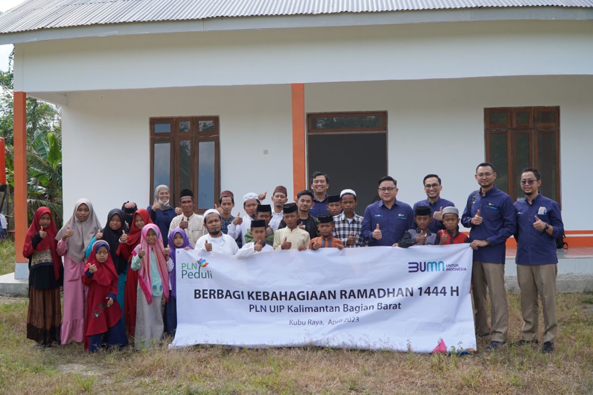 PLN berbagi kebahagiaan Ramadhan bersama 490 Santri di Kalbar-Kalteng