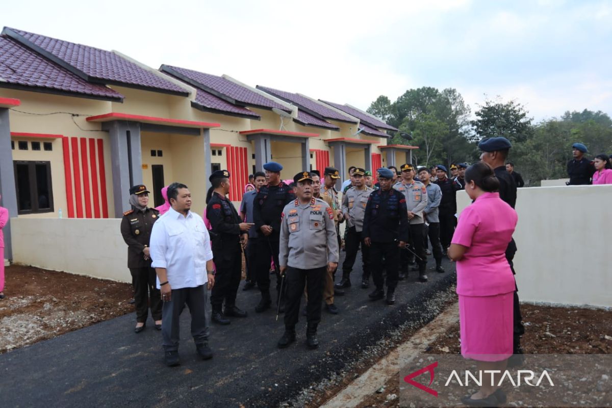 Kapolda Sumut resmikan 50 rumah dinas Brimob di Madina