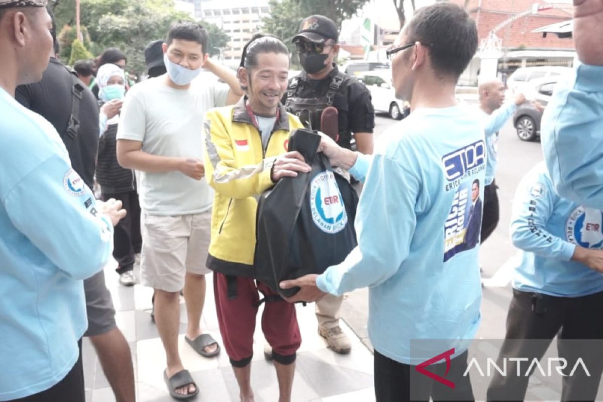 Relawan Erick Thohir bagikan sekitar 4.000 paket sembako
