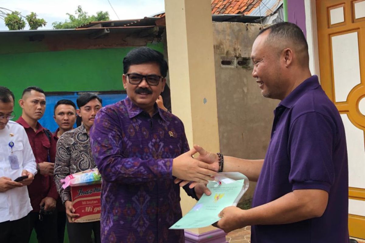 Kementerian ATR/BPN serahkan sertifikat tanah Program PTSL dari rumah ke rumah di Sumsel