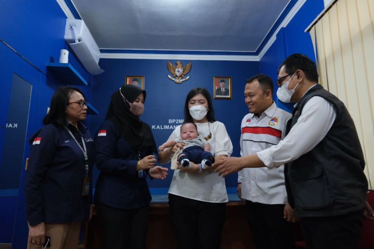 Bayi terlantar di Malaysia kembali ke kampung halaman di Kalimantan Barat