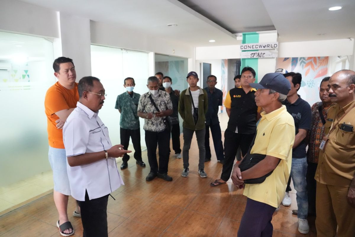 Armuji mengimbau salah satu perusahan ritel di Surabaya bayar THR