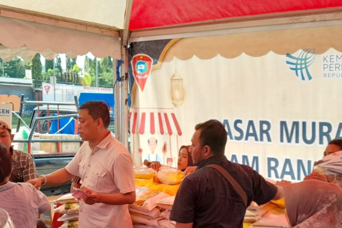 Beras Bulog jadi rebutan pengunjung pasar murah di Ambon