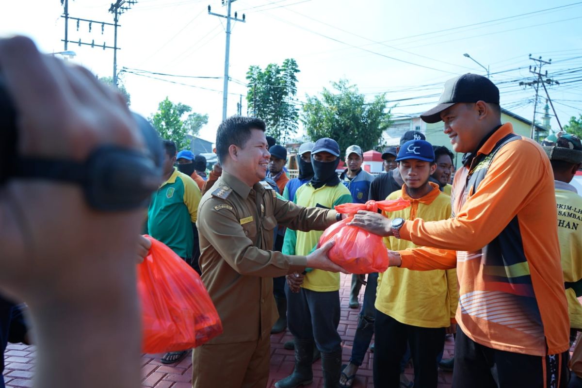 Satono beri paket lebaran untuk penjaga kebersihan kota