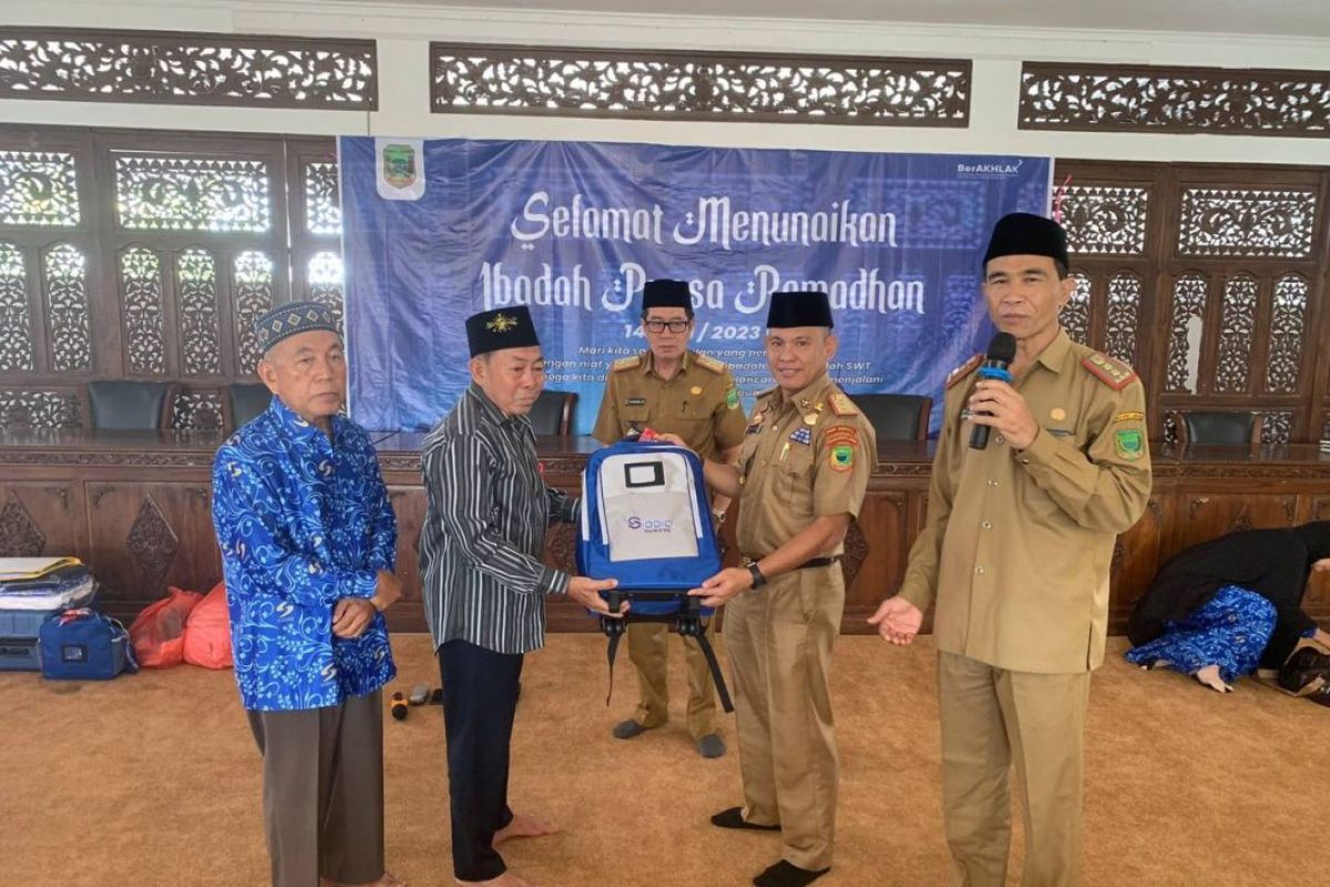 Pemkab Empat Lawang berangkatkan 50 warga umroh gratis