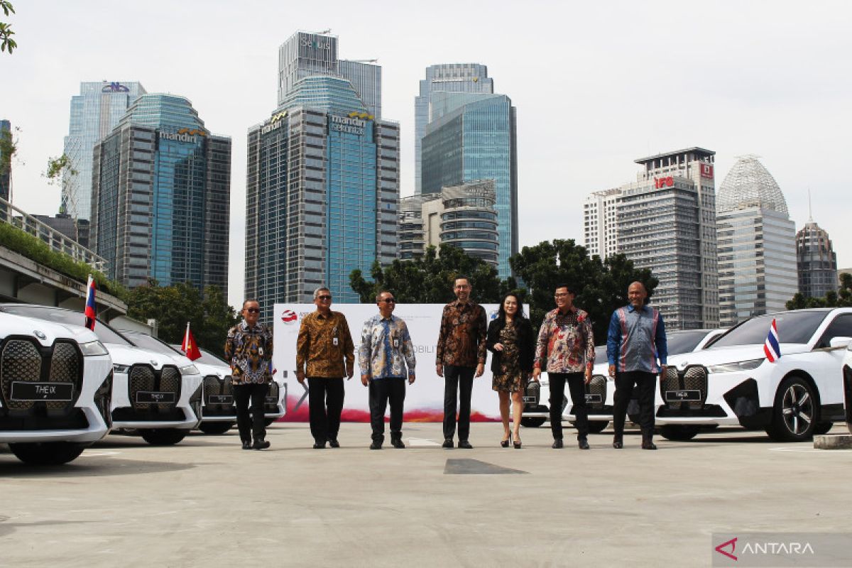 BMW serah terima 13 unit mobil listrik iX dukung KTT ASEAN Labuan Bajo