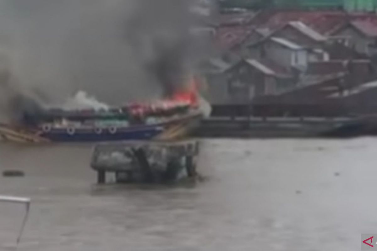 Kapal pengangkut 40 ton beras terbakar di Palembang