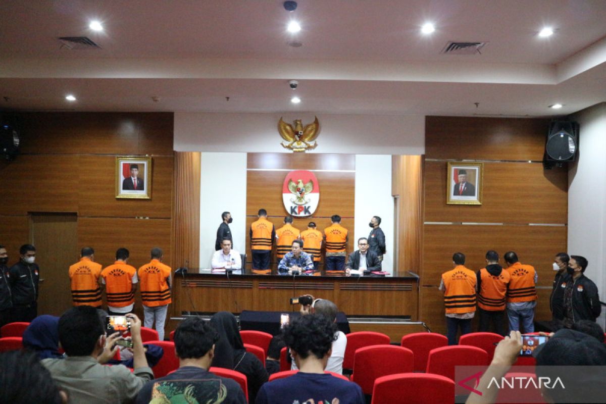 KPK names 10 suspects in railway construction projects' graft case