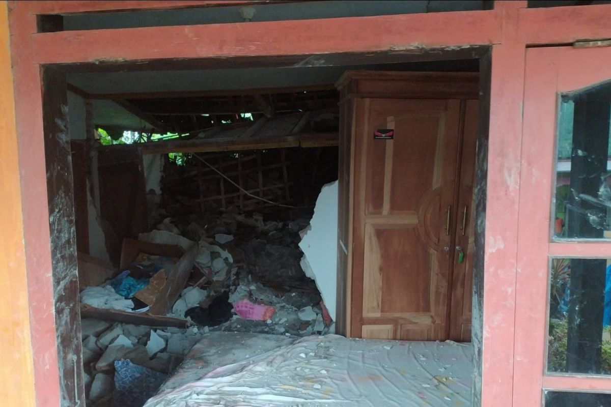 Tebing longsor timpa rumah di Blitar, seorang warga meninggal dunia