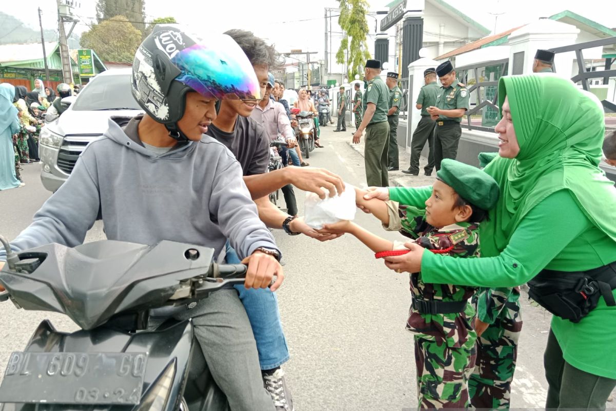Kodim 0106 Aceh Tengah dan murid TK bagi ratusan takjil untuk warga