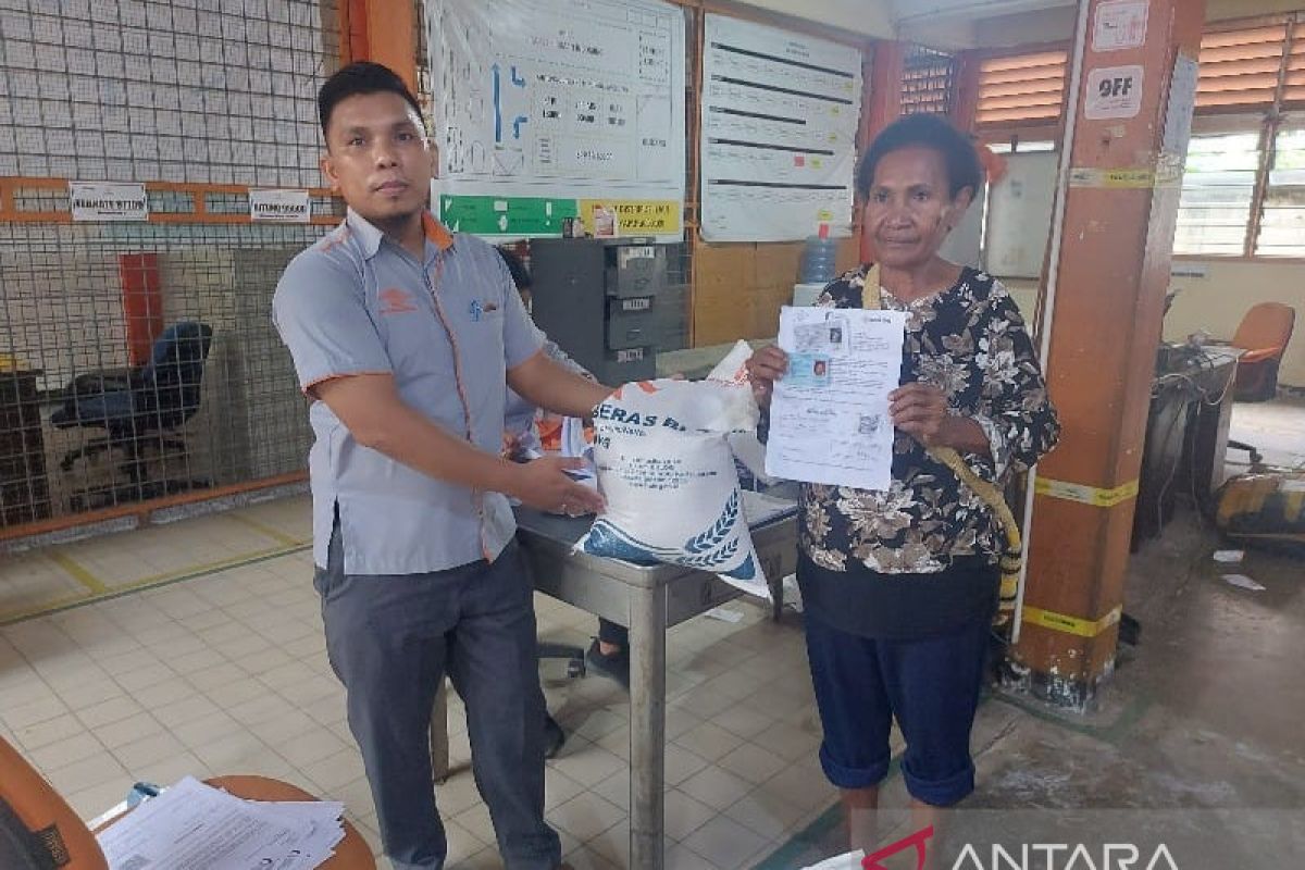 Kantor Pos Jayapura salurkan bantuan pangan kepada 10 ribu PBP