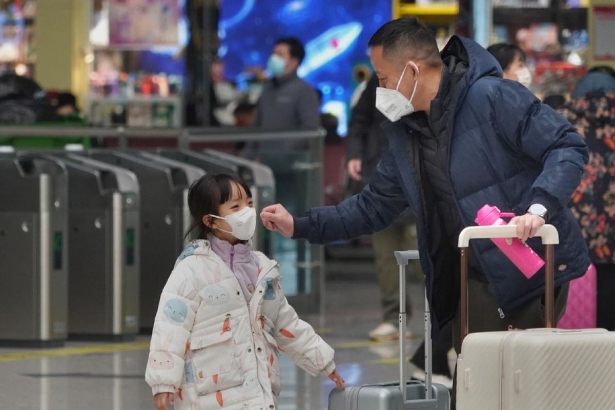 China akhiri aturan wajib pakai masker di transportasi umum