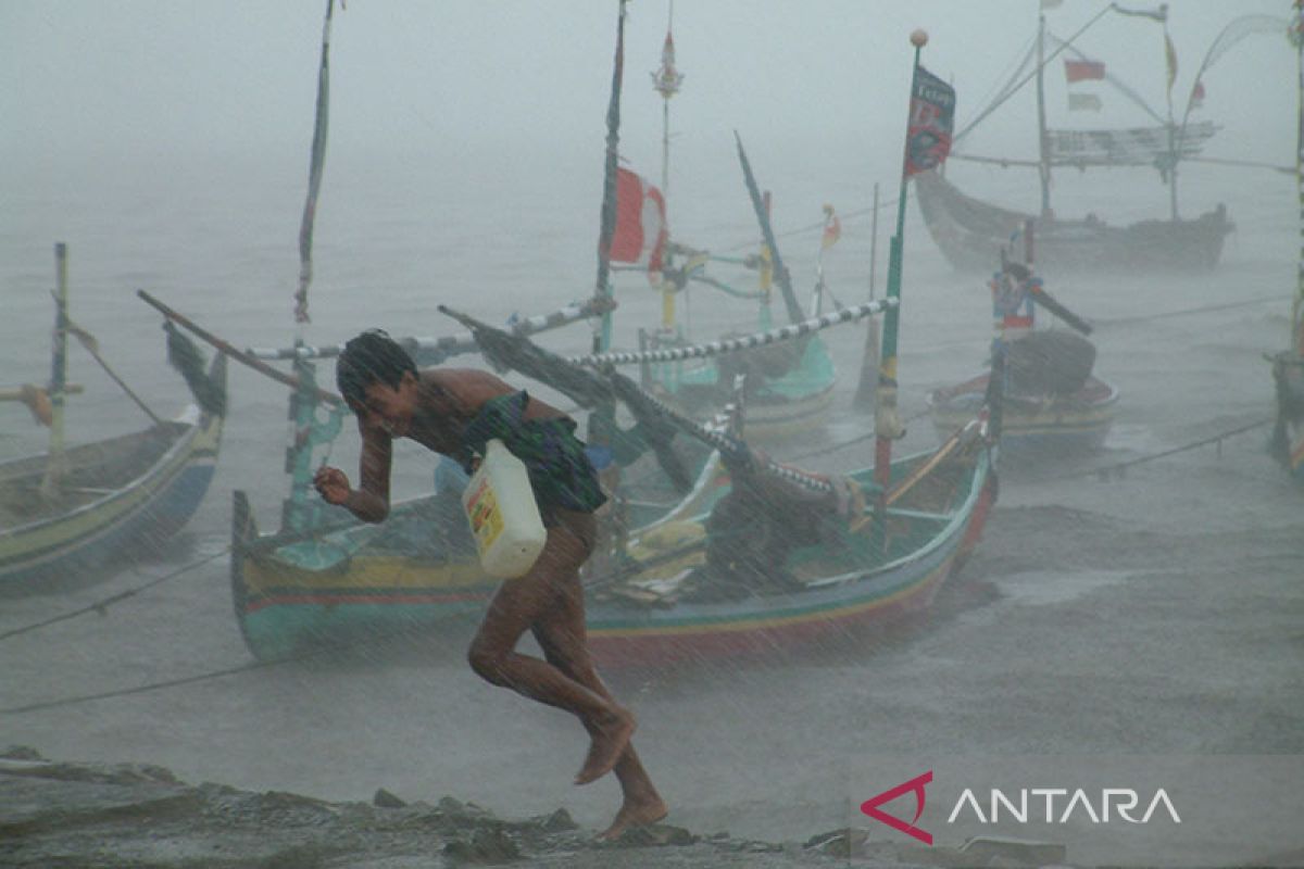 Waspadai potensi hujan deras hampir seluruh wilayah Indonesia