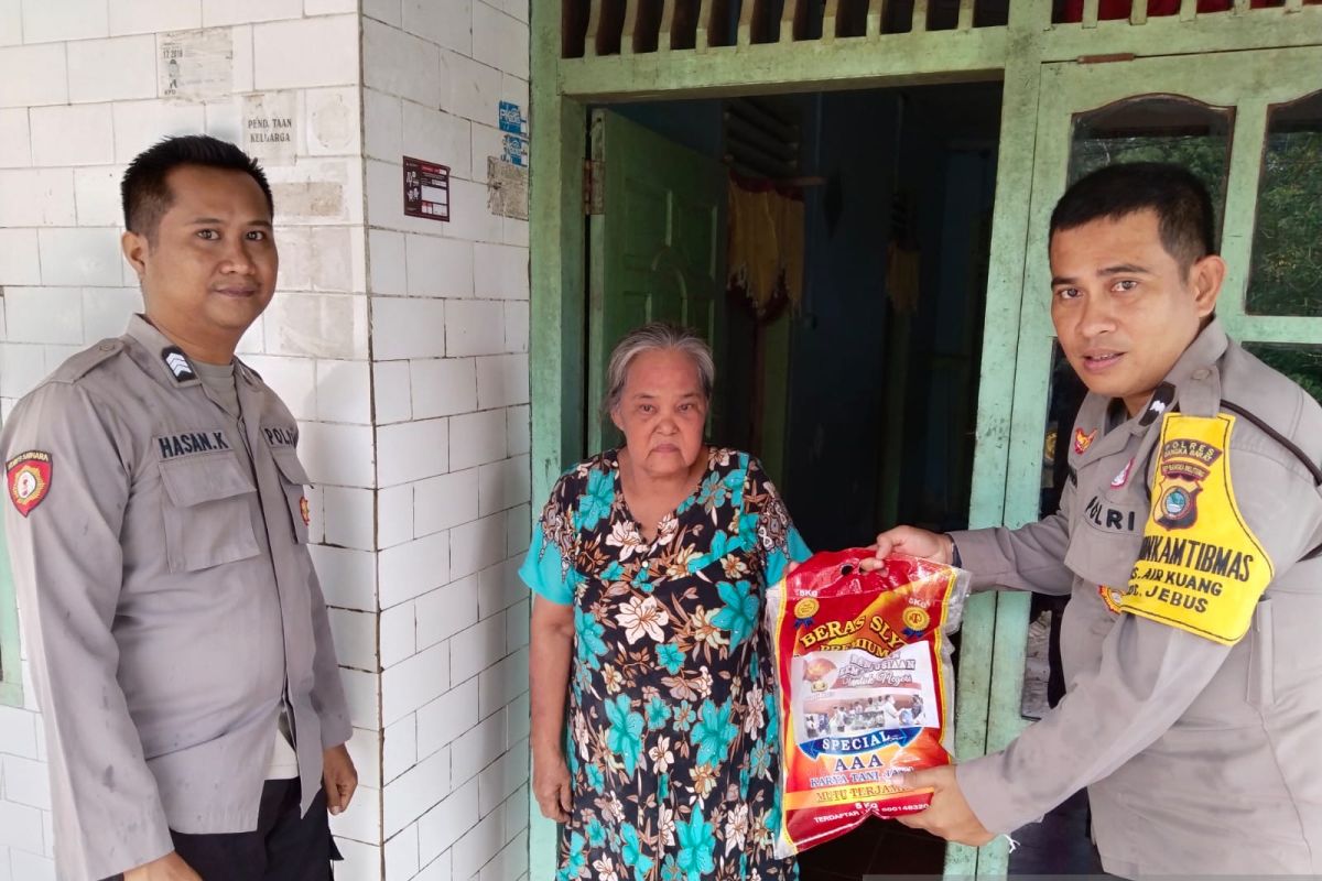 Polres Bangka Barat bagikan sembako kepada warga kurang mampu