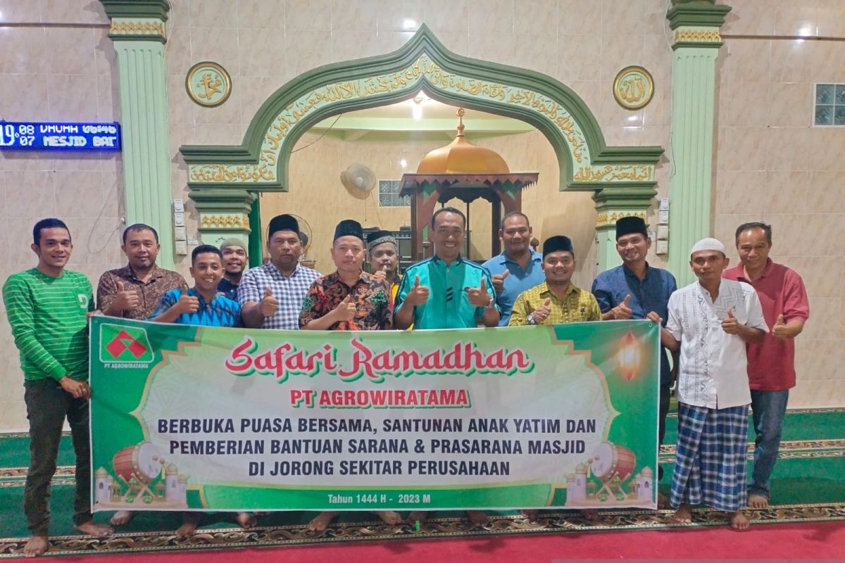 Peduli masyarakat sekitar, PT Agrowiratama Pasbar bantu delapan masjid pada kegiatan safari ramadan