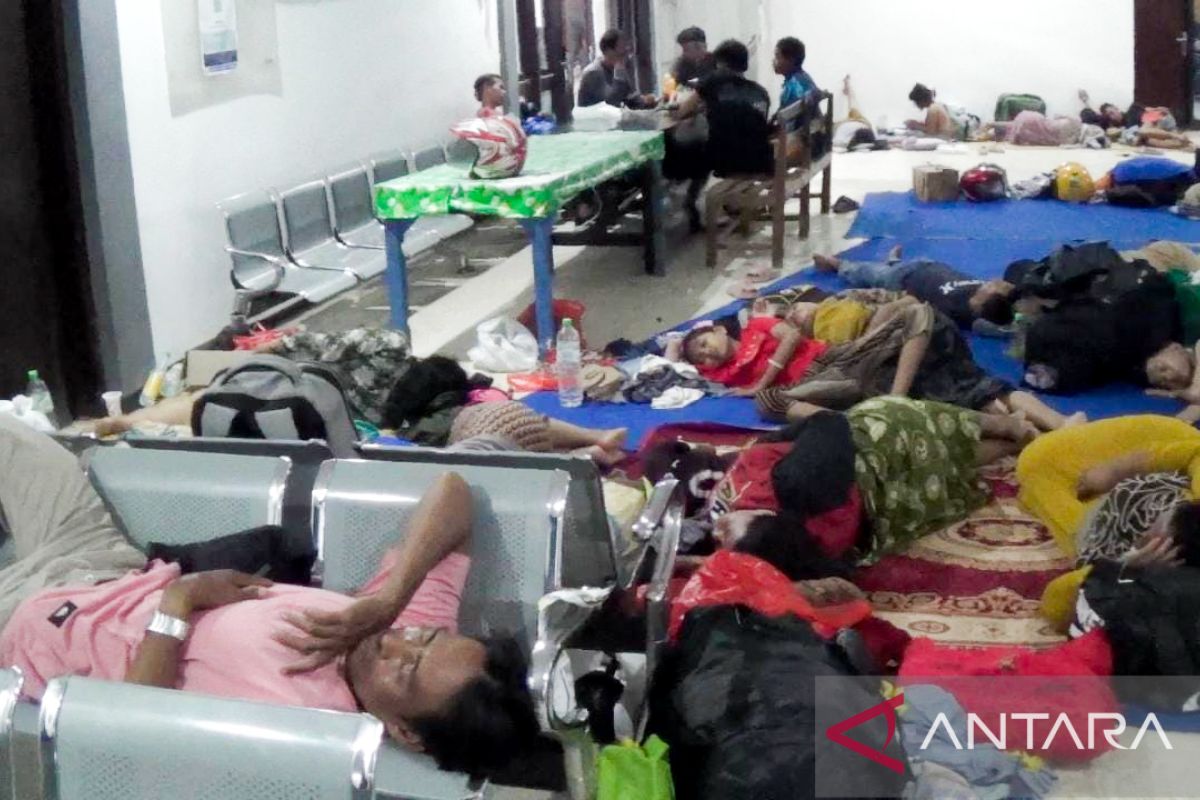Beberapa pemudik beristirahat di ruang tunggu Pelabuhan Jangkar Situbondo