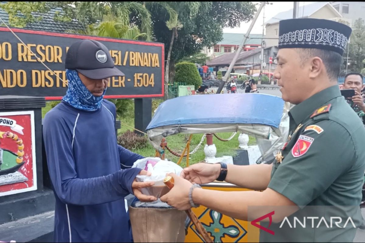 Kodim 1504/Ambon, Maluku bagikan ratusan paket takjil pada  warga