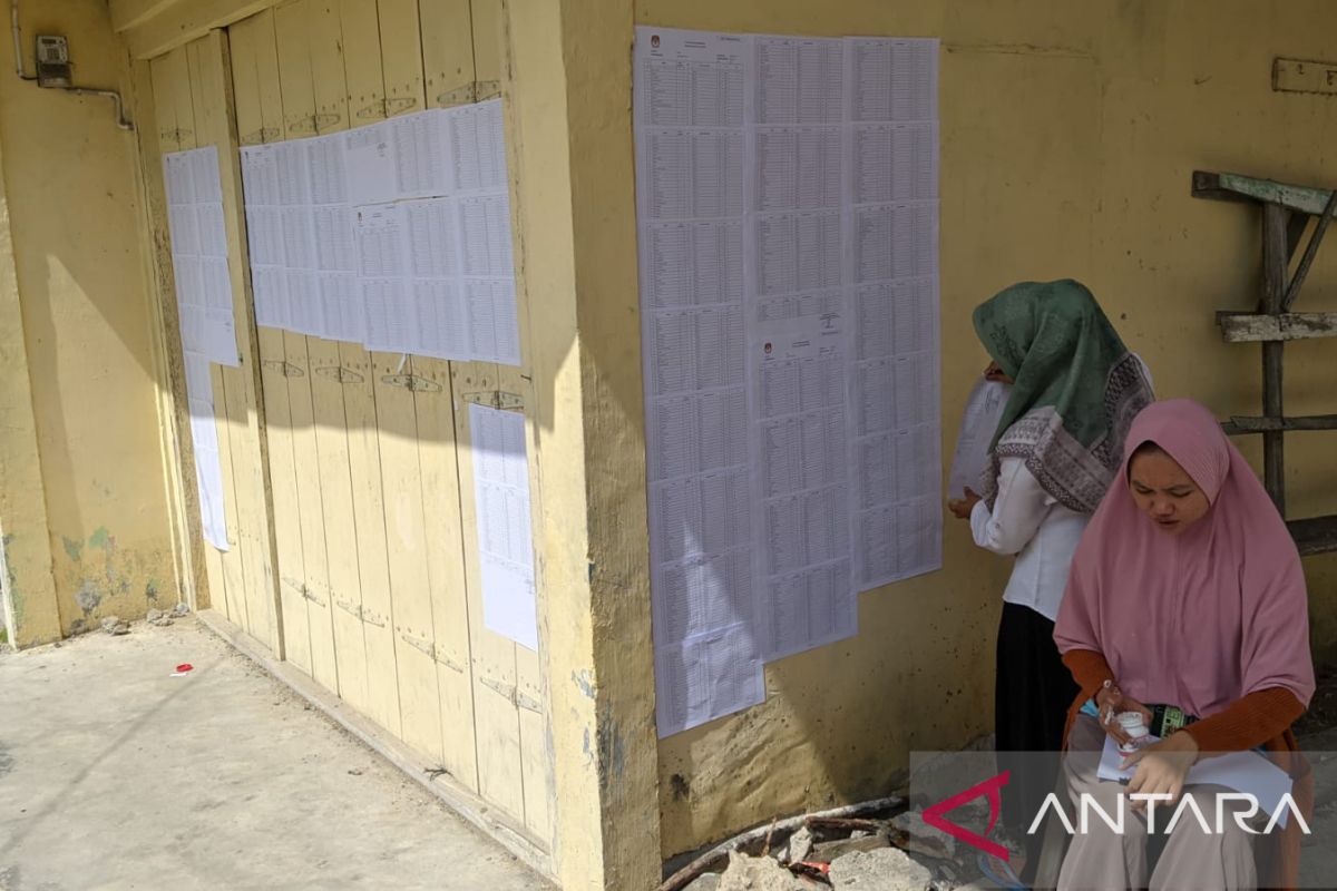 Penyelenggara pemilu di Abdya tempel DPS di desa untuk warga periksa
