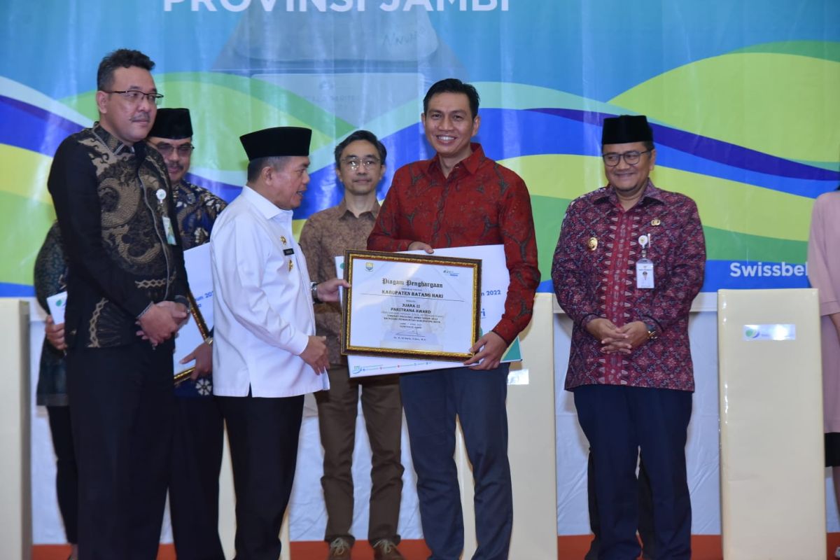 Bupati Batanghari dapat penghargaan Paritrana Award 2022