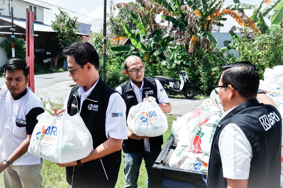 BRI RO Padang bagikan 1000 paket Sembako pada warga Alai Parak Kopi